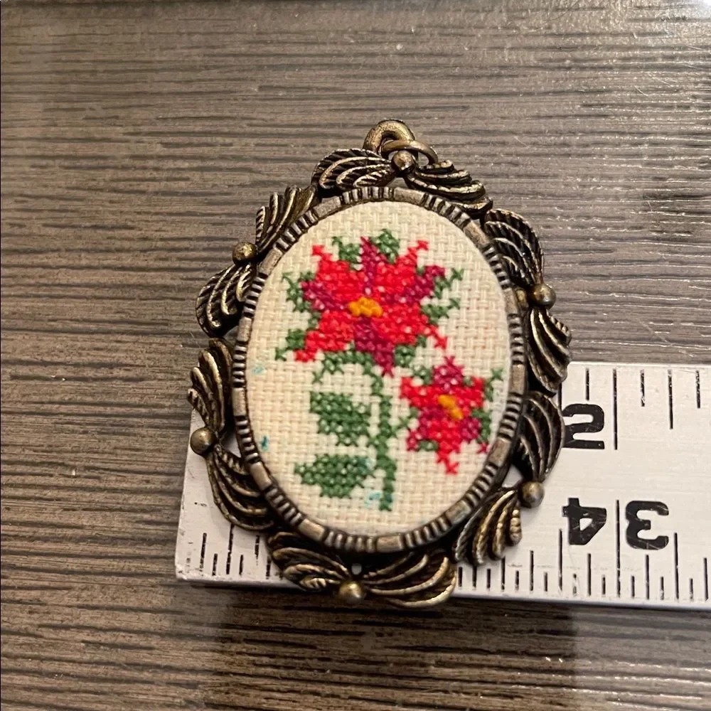 Vintage Creative Circle Counted Cross Stitch # 2266 Poinsettias Brooch 1982